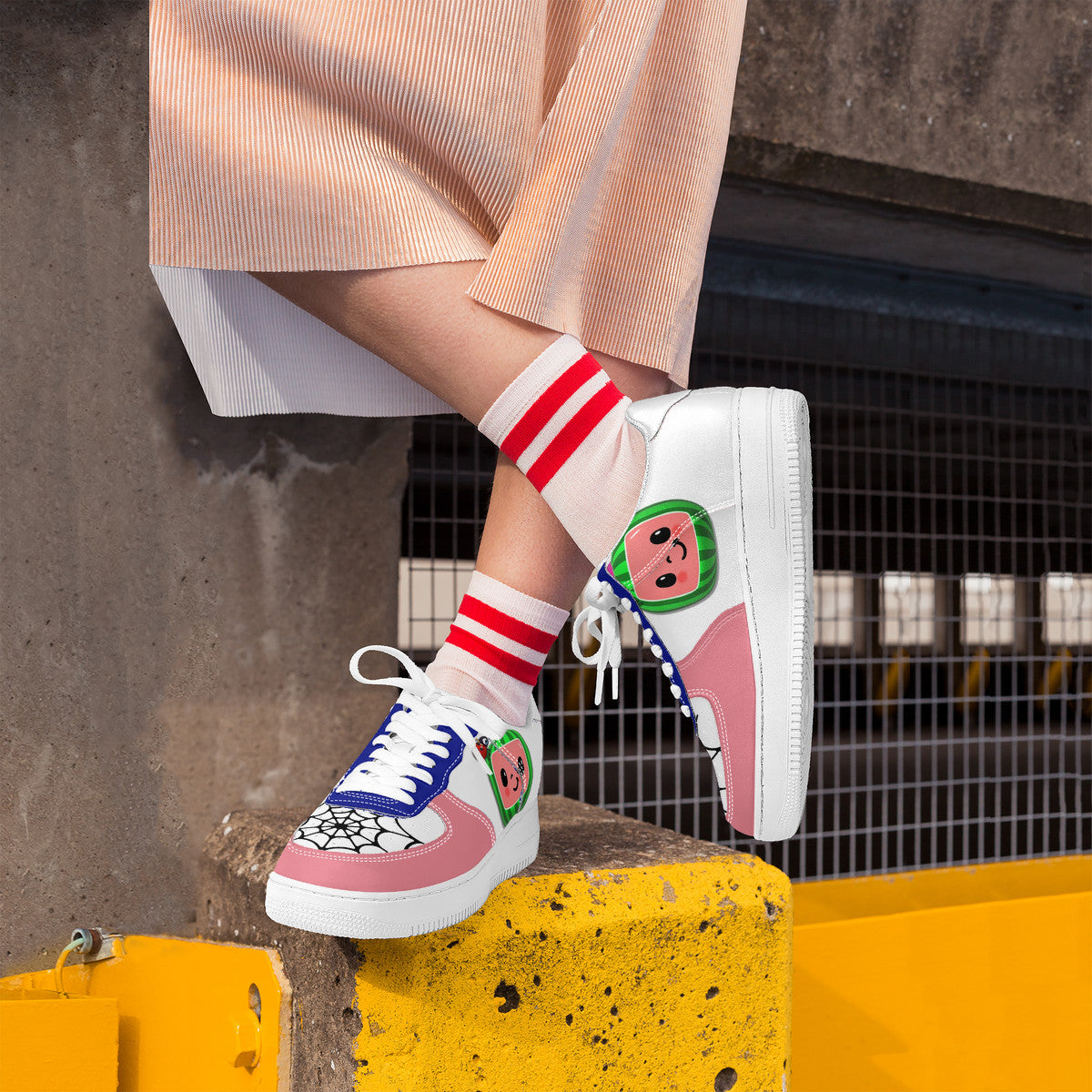 SF_F8 Low Top Unisex Sneaker